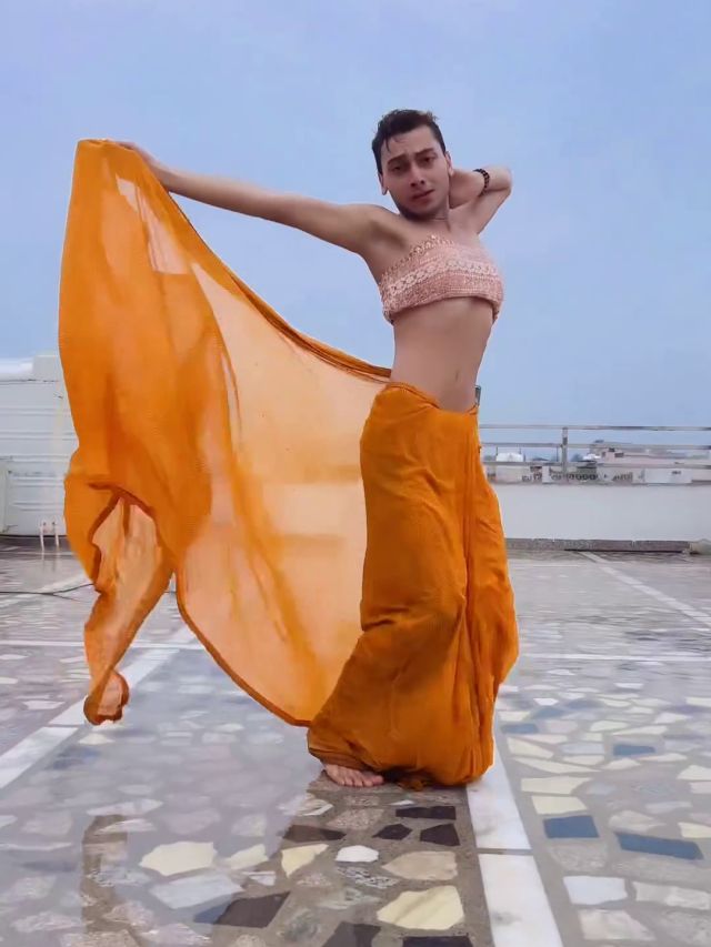 'काटे नहीं कटते...' साड़ी पहन लड़के ने बारिश के पानी पर किया धमाकेदार डांस- VIDEO