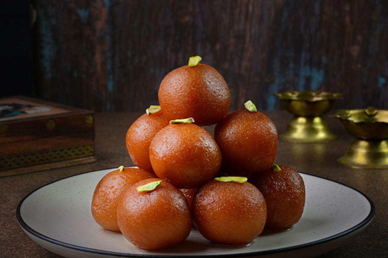 गोल शेप और चाशनी में लिपटे.. फिर कैसे अलग हैं गुलाब जामुन और रसगुल्ले - Gulab jamun and rasgulla difference how rasgulla made gulab jamun recipe lbsv