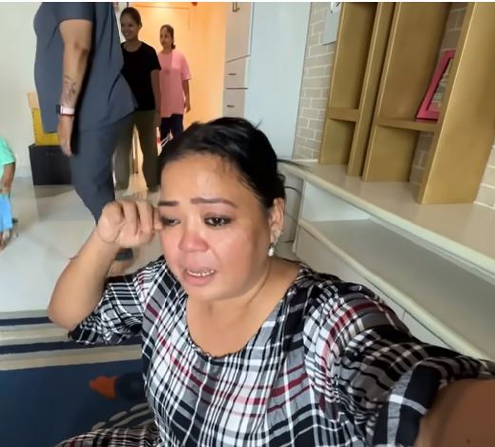 बेड से जमीन पर गिरीं भारती सिंह, दर्द में पहुंचीं अस्पताल, फिर... - Comedian bharti singh fell down from bed very badly rushed to hospital back pain health update tmovh