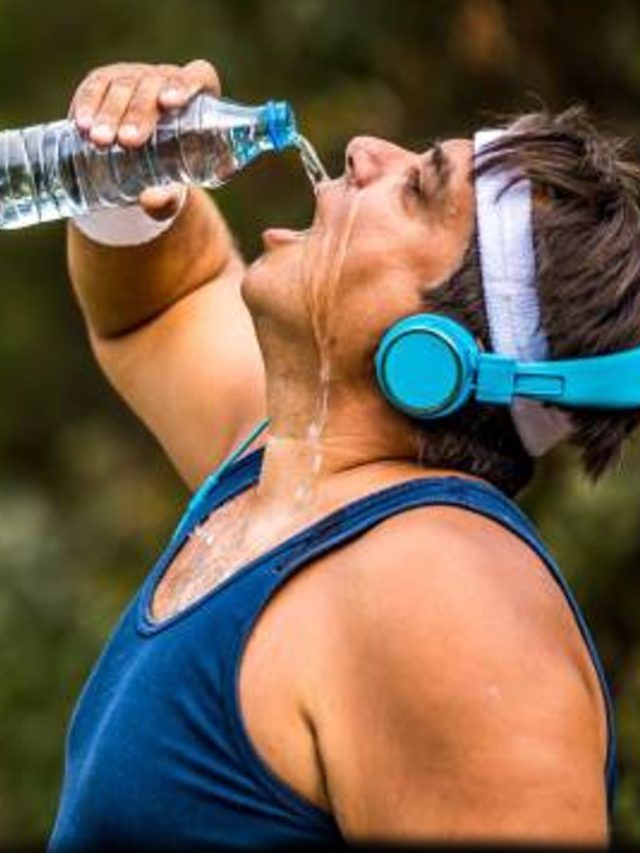 वजन कम करने के लिए कितना पानी पीना चाहिए? डायटीशियन ने बताया