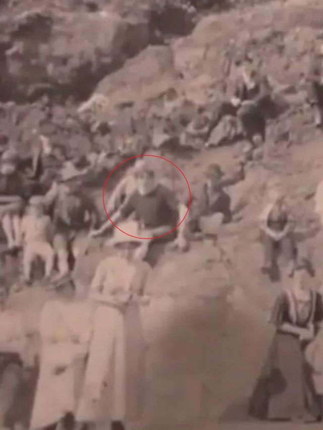 टाइम ट्रैवल! 100 साल पुरानी तस्वीर से हैरान हुए लोग, क्या दिखा?