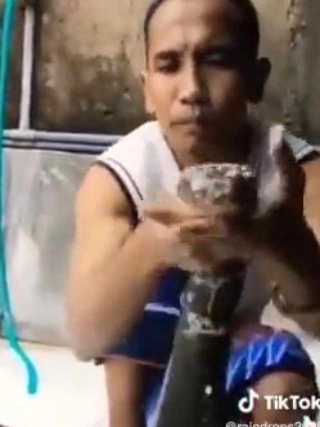 कोबरा को शैंपू लगाया, रगड़कर नहलाया, VIDEO देख कांप जाएगी रूह