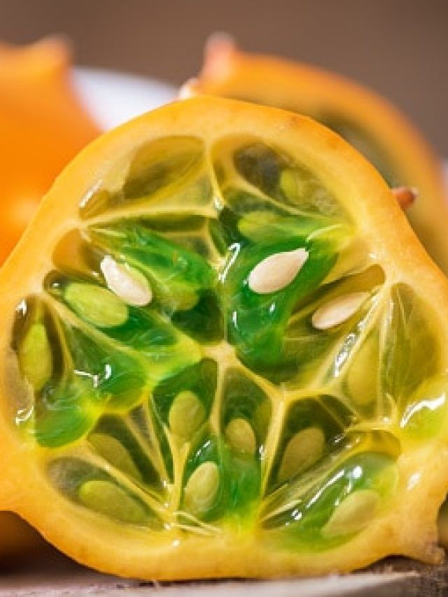 अंदर से खीरा, बाहर से नींबू, कभी देखा है ऐसा फल