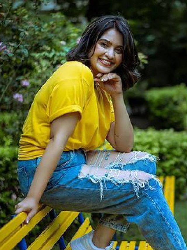 উঁকি দিচ্ছে পিঠের ট্যাটু, নেট পাড়ায় পারদ চড়ালেন প্রিয়াঙ্কা