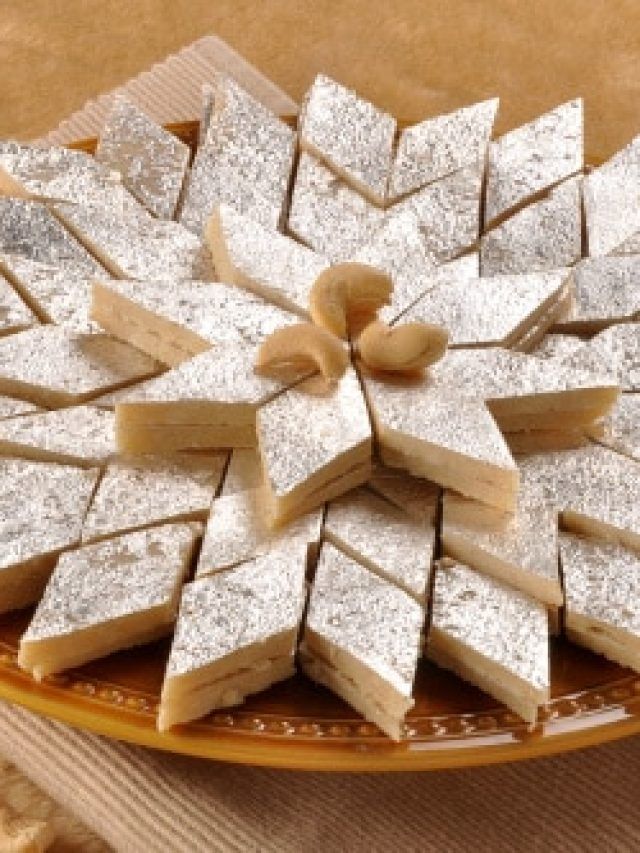 मिठाइयों के ऊपर लगा चांदी का वर्क़ भी हो सकता है नकली, ऐसे करें पहचान