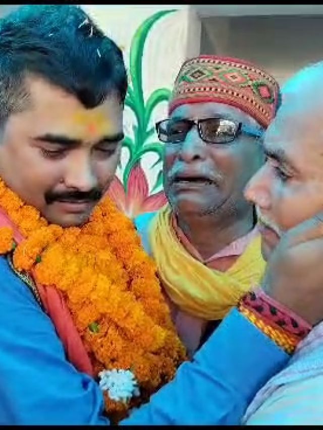 यूपी में दारोगा के कंधे पर सिर रखकर रोई जनता, जानें क्यों हुआ ऐसा?