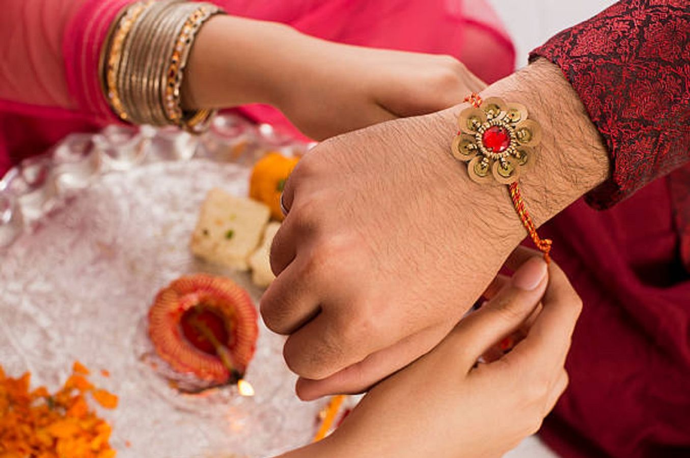 ભાઈના કાંડે બાંધવામાં આવતું રક્ષા સૂત્ર માત્ર એક દોરો નથી, પરંતુ આ 4 મોટા સંકટોથી કરે છે રક્ષા! 2 Raksha Sutra