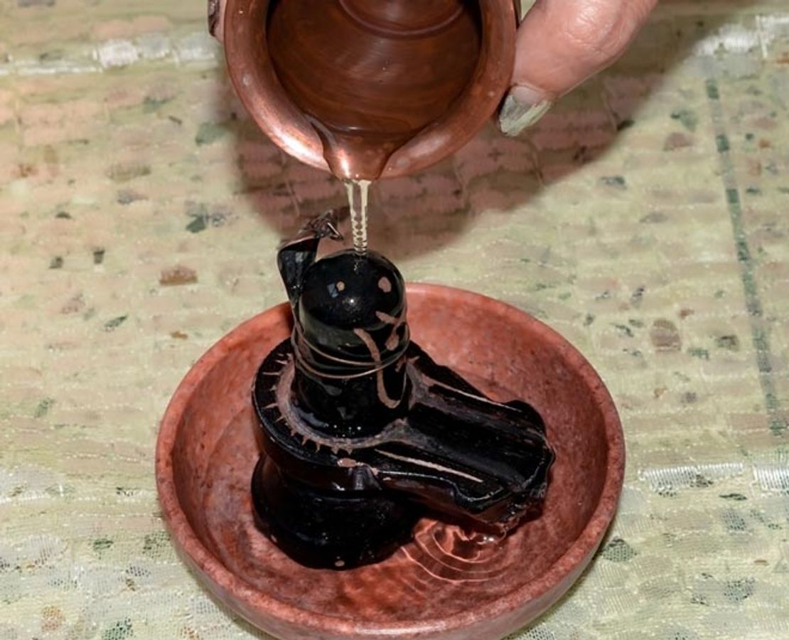 शिवलिंग पर चंदन अर्पित करने से होती हैं सभी मनोकामनाएं पूर्ण, जीवन रहता है खुशहाल - Seven places of shivling where chandan is very auspicious or shubh for get money and wealth