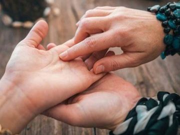 সোজা নাকি মাকসড়ার জালের মতো রেখা! হাতের আঙুলে কোনটা থাকলে রাতারাতি হবেন 'কোটিপতি'! জানুন কীসের ইঙ্গিত?