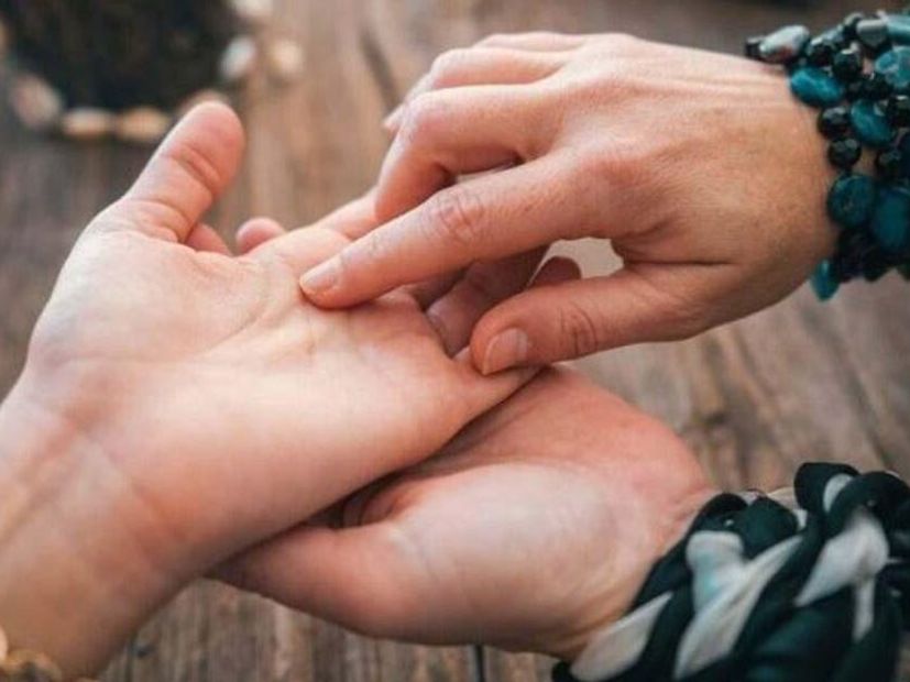 আপনি যখন আপনার হাতের দিকে ভালভাবে তাকাবেন, তখন আপনার আঙুলে রেখা দেখতে পাবেন। কিছু মানুষের আঙুলে সরল রেখা থাকে, আবার অন্যদের আঙুলে আঁকাবাঁকা রেখার জালের মতো কাঠামো থাকে। কিছু মানুষের আঙুল পরিষ্কার থাকে, তাই তাদের আঙুলে এই রেখাগুলো দেখা যায় না। আপনি যখন আপনার হাতের দিকে ভালভাবে তাকাবেন, তখন আপনার আঙুলে রেখা দেখতে পাবেন। কিছু মানুষের আঙুলে সরল রেখা থাকে, আবার অন্যদের আঙুলে আঁকাবাঁকা রেখার জালের মতো কাঠামো থাকে। কিছু মানুষের আঙুল পরিষ্কার থাকে, তাই তাদের আঙুলে এই রেখাগুলো দেখা যায় না।