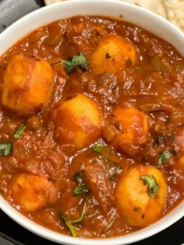 রবি-সকালে লুচির সঙ্গে দই আলুর দম, রেসিপি