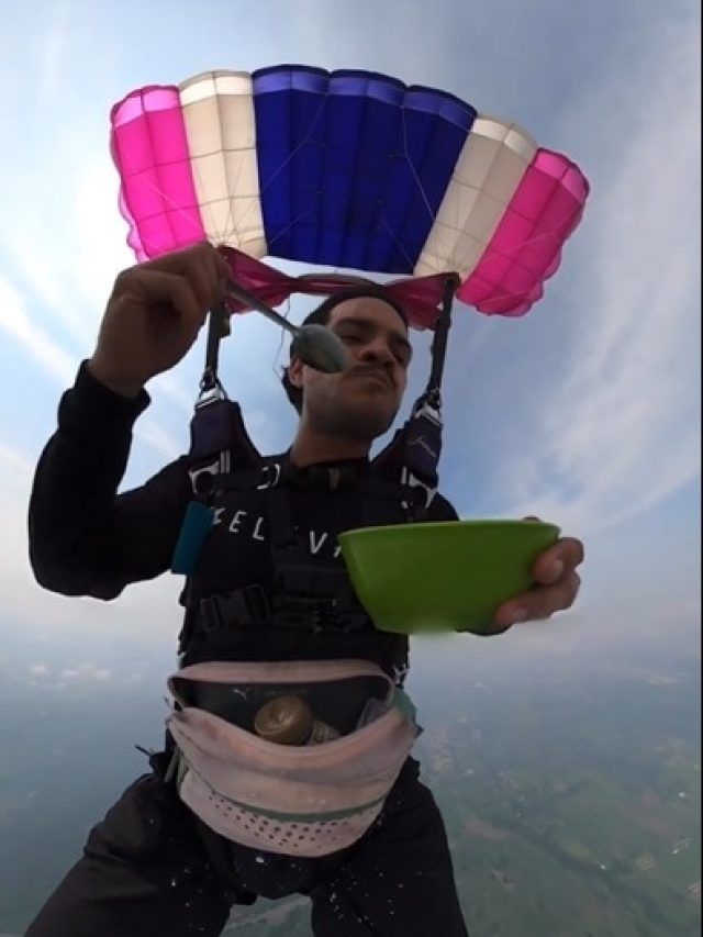 उड़ते- उड़ते भूख लगी, तो हवा में किया इंतजाम, शख्स का अनोखा VIDEO VIRAL