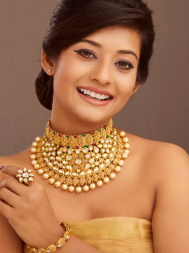 সারাক্ষণ গয়না পরে থাকেন, কী কী বিপদ ডাকছেন জানেন?