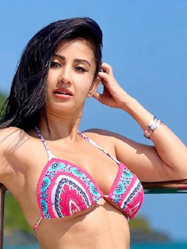 কালো মনোকিনিতে সাহসী মনামী, উষ্ণতা বাড়ল নেট দুনিয়ার