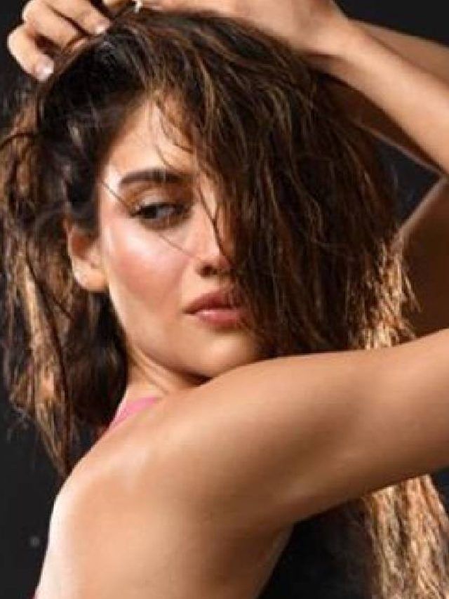 সবুজ বিকিনিতে উষ্ণতা বাড়াচ্ছে নুসরত, ঘুম উড়েছে নেট দুনিয়ার