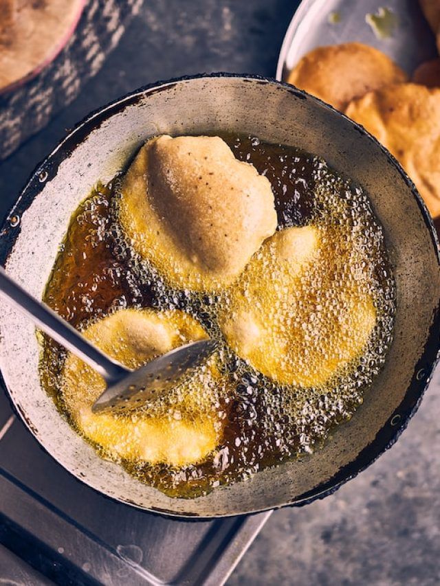 पूरियां तलने के बाद बचे हुए तेल को दोबारा करते हैं इस्तेमाल? इन बातों का रखें ध्यान