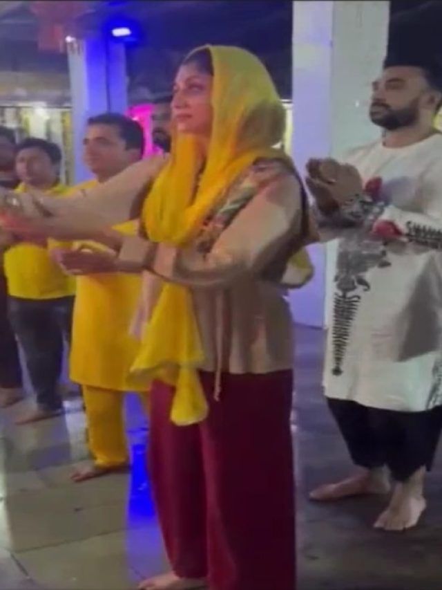 आगरा के प्राचीन मंदिर में शिल्पा शेट्टी, पति राज संग ढाई घंटे किया हवन