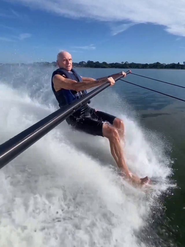 87 साल के बुजुर्ग ने पानी में किया ऐसा कमाल, देखते रह गए लोग- VIDEO