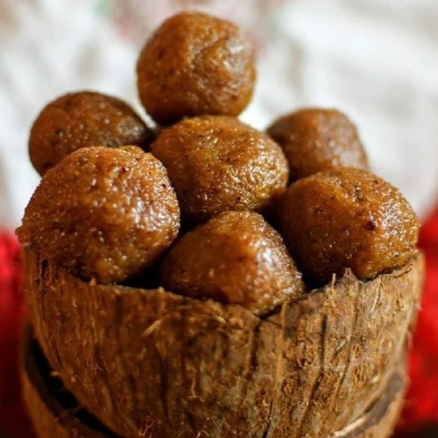 দুর্গাপুজোর বিশেষ রেসিপি – গুড়ের নারকেল নাড়ু - Durgapuja 2023 gurer narkel naru recipe in bengali nadu coconut ladoo recipes sus