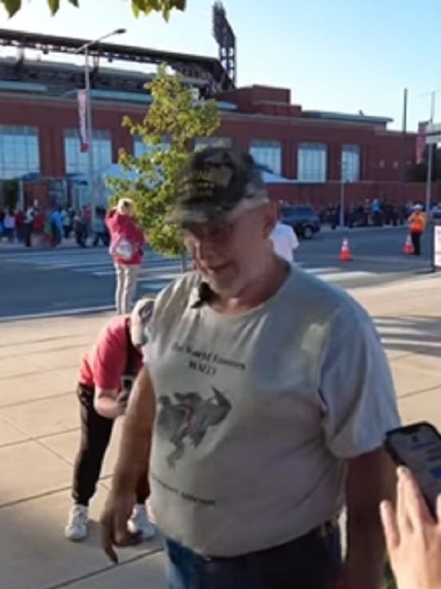 खूंखार जानवर के साथ बेसबॉल मैच देखने पहुंचा, बोले- मेरा इमोश्नल सपोर्ट है ये