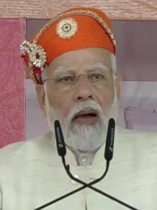 महाराणा प्रताप की धरती पर 'मेवाड़' की पगड़ी में मोदी, पूजा-पाठ से रोड शो तक की तस्वीरें