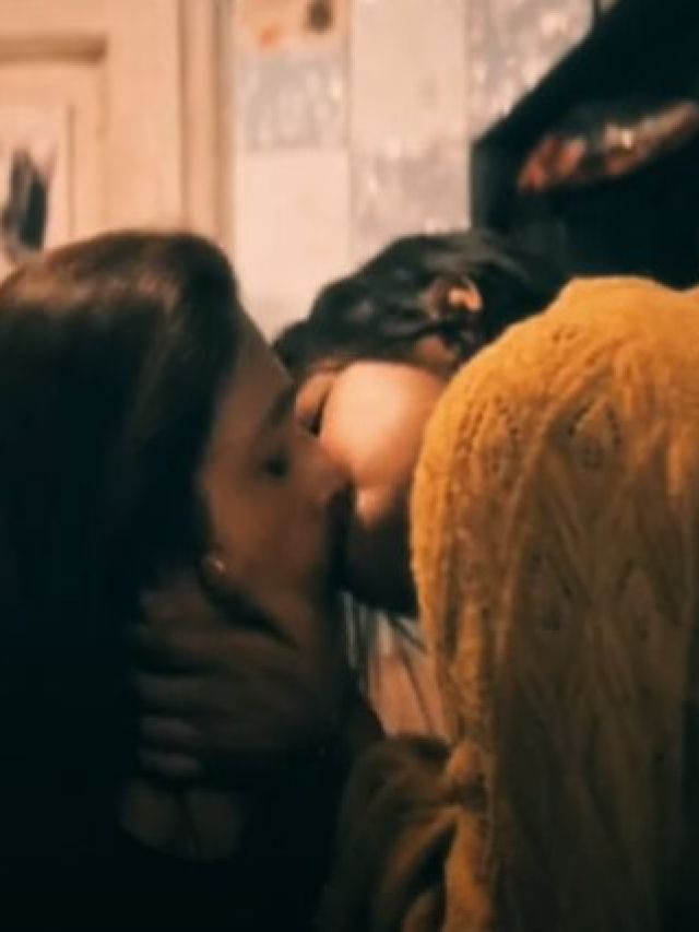 तब्बू को एक्ट्रेस ने जबरदस्ती किया KISS, हुईं गुस्सा, फिर...