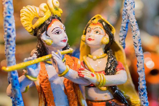 Dachada xotin emayotgan ayol surati