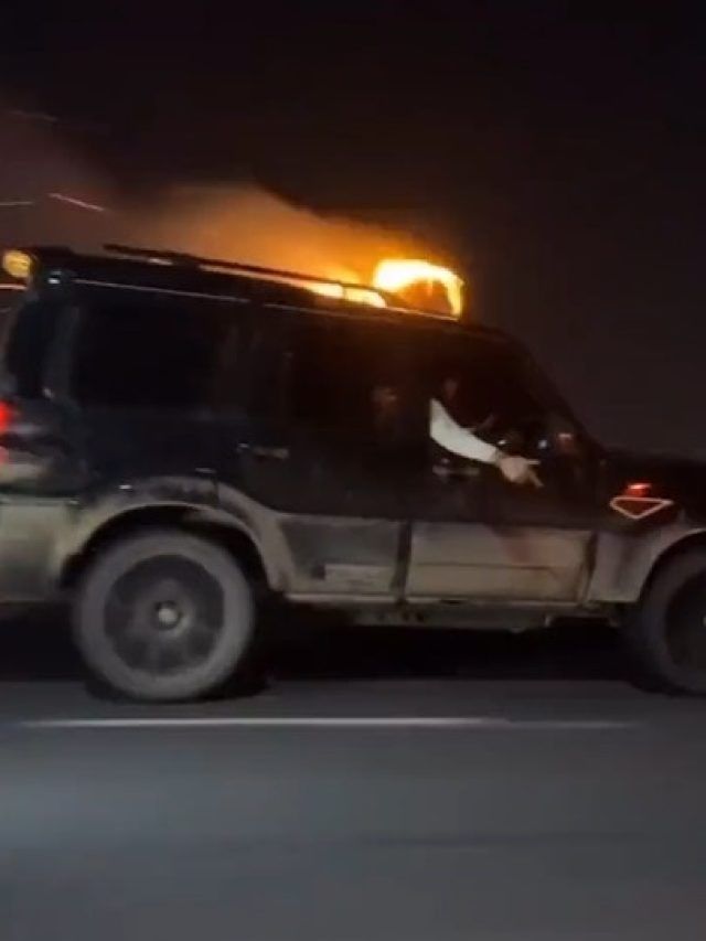 खतरों का खेल! चलती कार पर धड़ाधड़ छोड़े पटाखे, सड़क पर दौड़ती रही गाड़ी, VIDEO