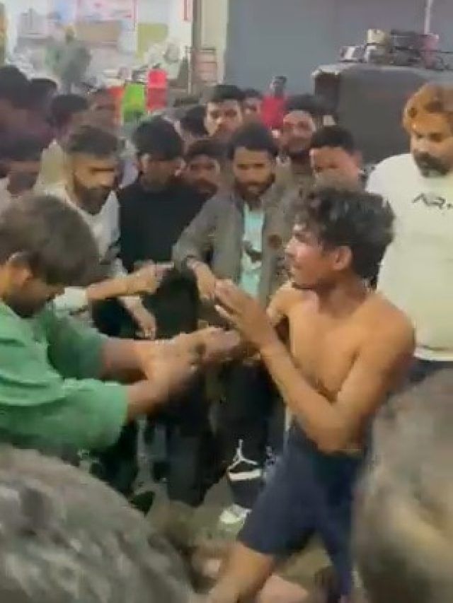 जूतों से मारा, सबने साफ किए हाथ, बीच सड़क कपड़े उतार चेन स्नैचर का किया ये हाल, VIDEO