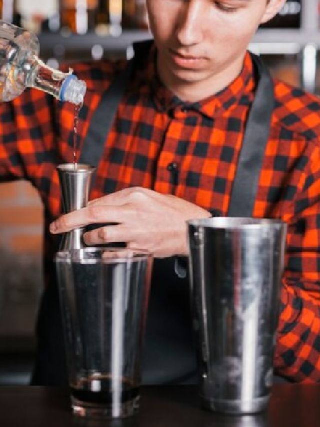 स्टील के गिलास में शराब पीना हानिकारक? जानें दावे के सच्चाई