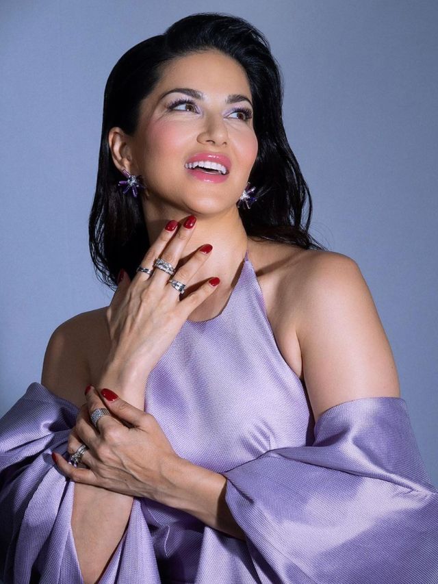 Sunny Leone attends Ganga Aarti, SRK, Gauri Khan host David Beckham, Hardik Pandya's viral pic at IND vs NZ semi-final, Ram Charan's Diwali bash, Ananya wishes Aditya Roy Kapoor: Celebs on Insta