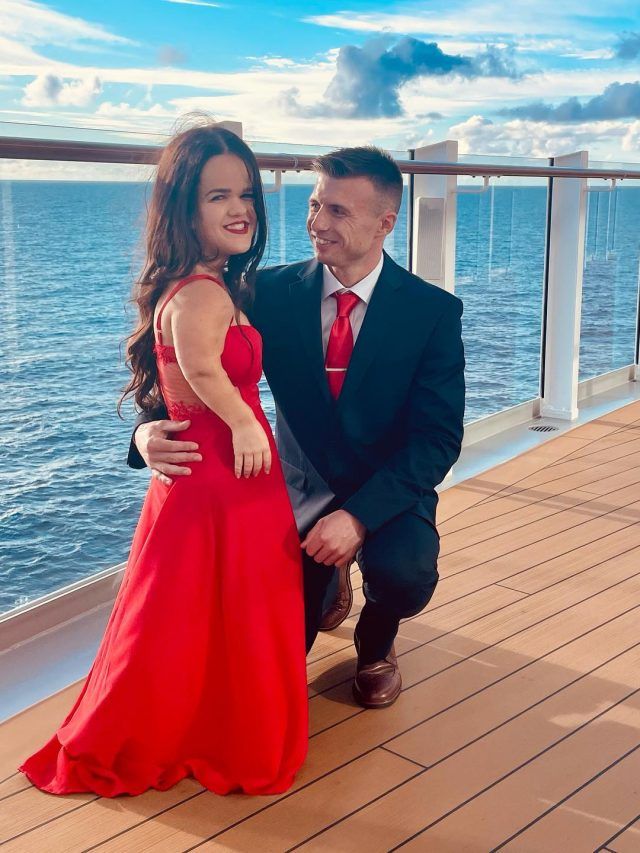 3.8 फीट की लड़की, मगर लंबा BF, लोगों से परेशान कपल ने सुनाई Love Story