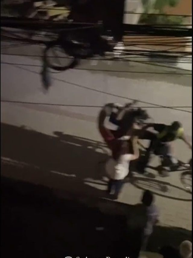 पहले नोंचे बाल, फिर गली में दौड़ाया... लड़की ने लड़के का किया बुरा हाल- VIDEO