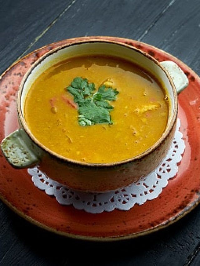 हेल्दी भी और टेस्टी भी, घर में यूं बनाकर पिएं दाल का सूप