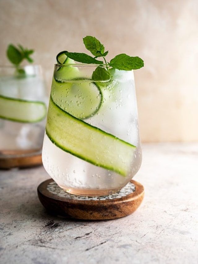 त्योहार पर खा लिया है खूब मीठा और मसालेदार तो 2 मिनट में बनाकर पिएं ये डिटॉक्स ड्रिंक