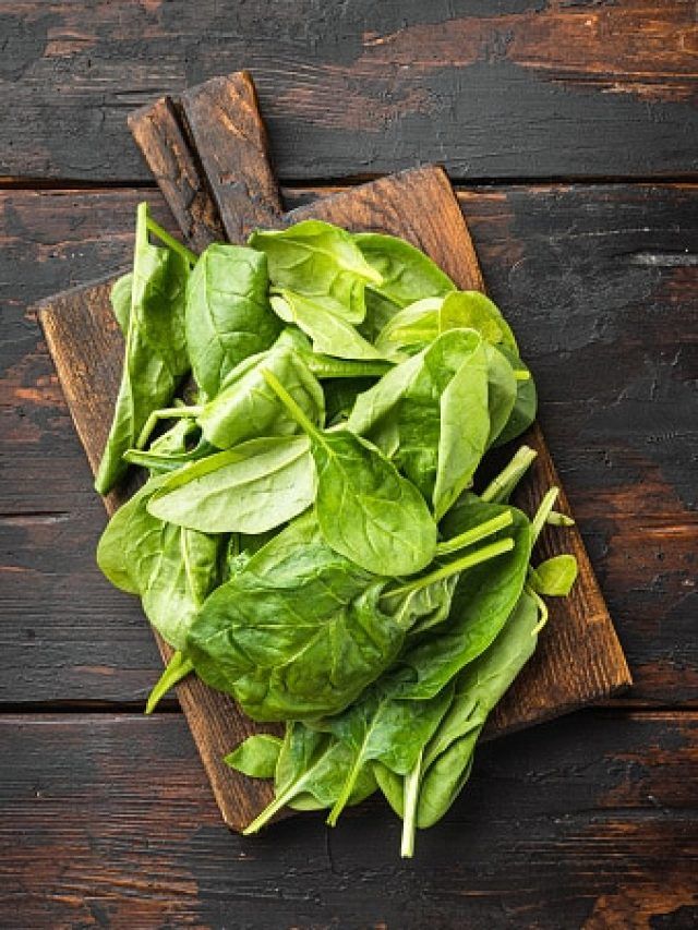 हरी पत्तेदार सब्जियों को साफ करने का सही तरीका जानें, पूरी सर्दी आएगा काम