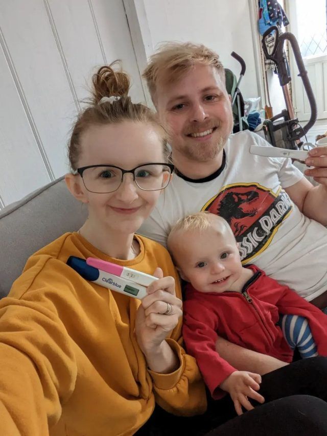 'बाहर ले जाने से डर लगता है, 12 साल की बच्ची जैसी दिखती है पत्नी'- PHOTOS