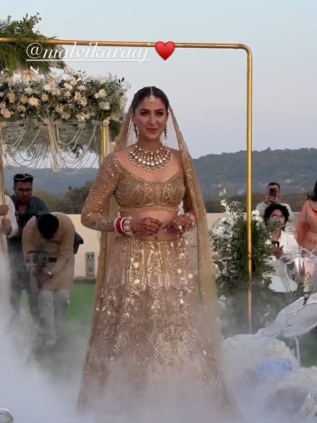 गोल्डन जोड़े में दुल्हन बनीं 'छोटी करीना' मालविका, लिए सात फेरे, देखें तस्वीरें