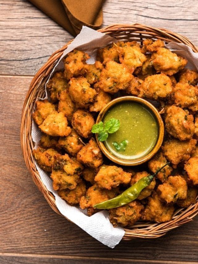 धनिया-पुदीना की चटनी और मूंग दाल के पकौड़े, ये रेसिपी देखते ही मुंह में आ जाएगा पानी