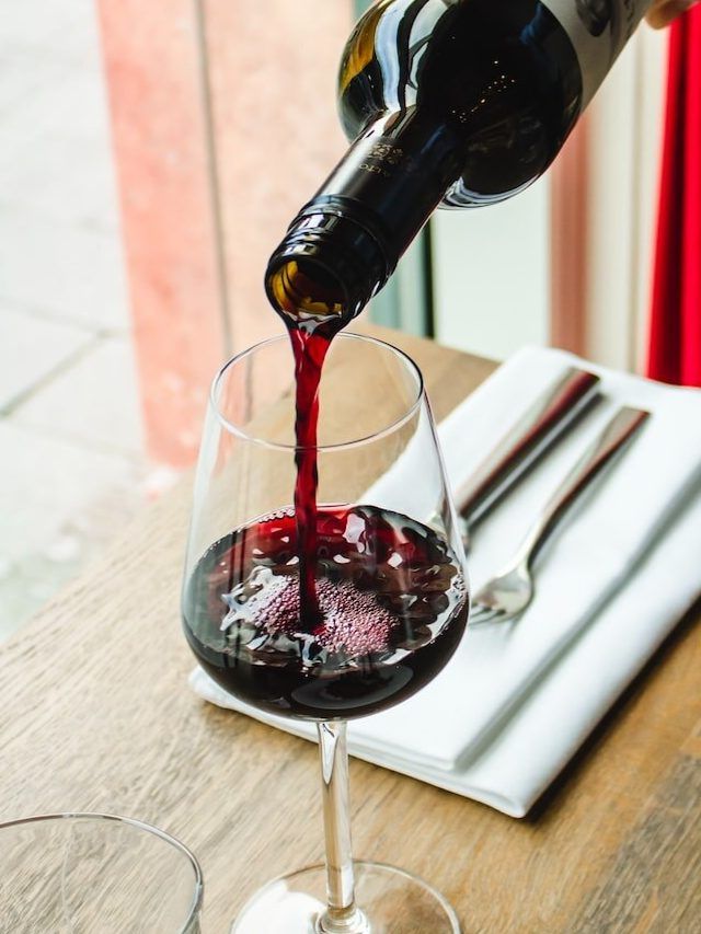 Wine आखिर है क्या? Red, White, Sparkling, Rose सभी में सही अंतर यहां समझिए!