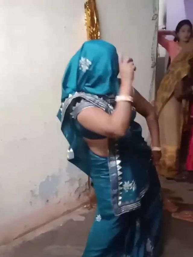 'आंटी पुलिस बुला लेगी', गाने पर नाची महिला, साड़ी में मचाया धमाल- VIDEO