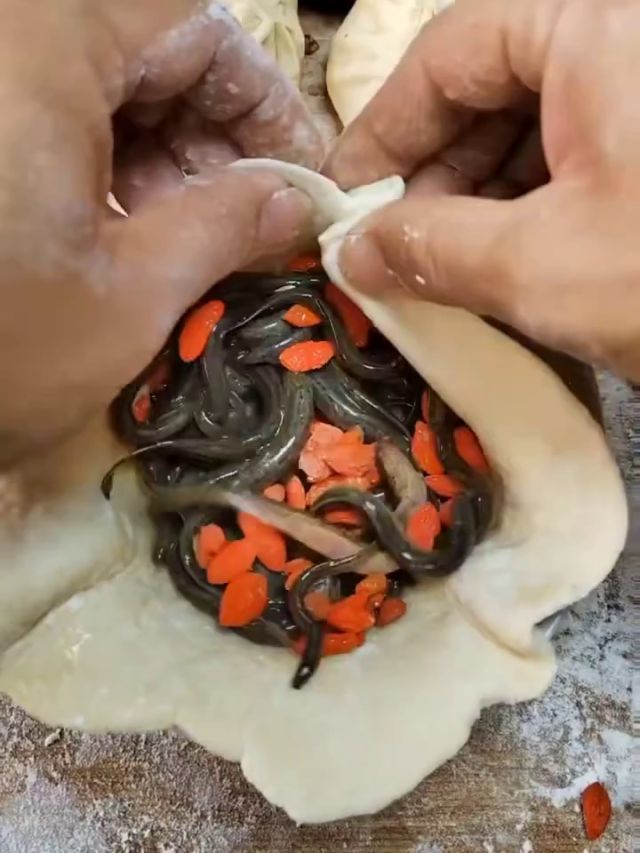 शख्स ने जिंदा कीड़ों से बनाए Momos, लोगों को लगा झटका- देखें VIDEO