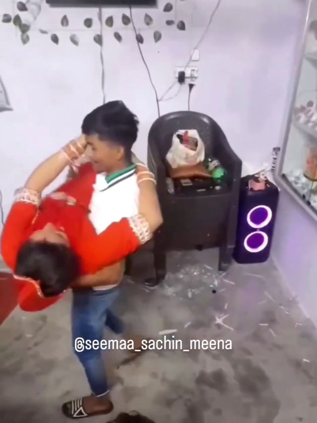 सीमा हैदर को गोद में उठाकर थिरके सचिन, कपल का डांस हुआ वायरल- VIDEO