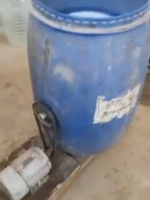 गजब जुगाड़! शख्स ने ड्रम में मोटर लगाकर बनाई देसी वॉशिंग मशीन- VIDEO