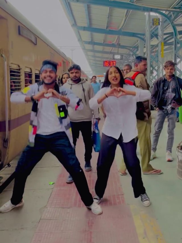 'Love करके भागे हैं घर से...' कपल ने रेलवे प्लैटफॉर्म पर किया डांस, देखते रह गए लोग