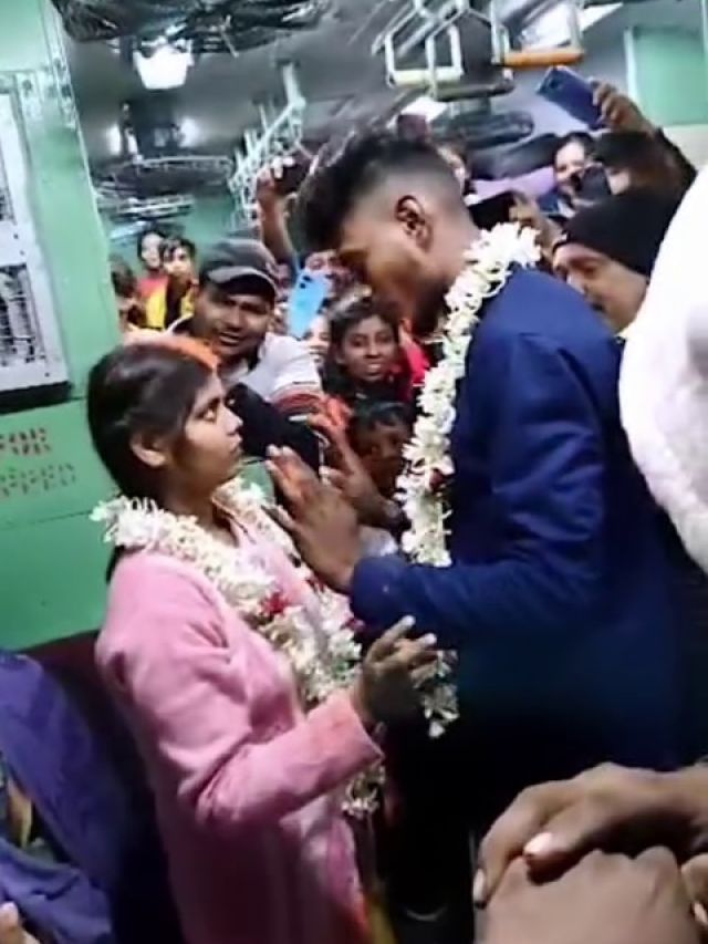 मांग भरी, पहनाई वरमाला... कपल ने चलती ट्रेन में रचाई शादी- VIDEO