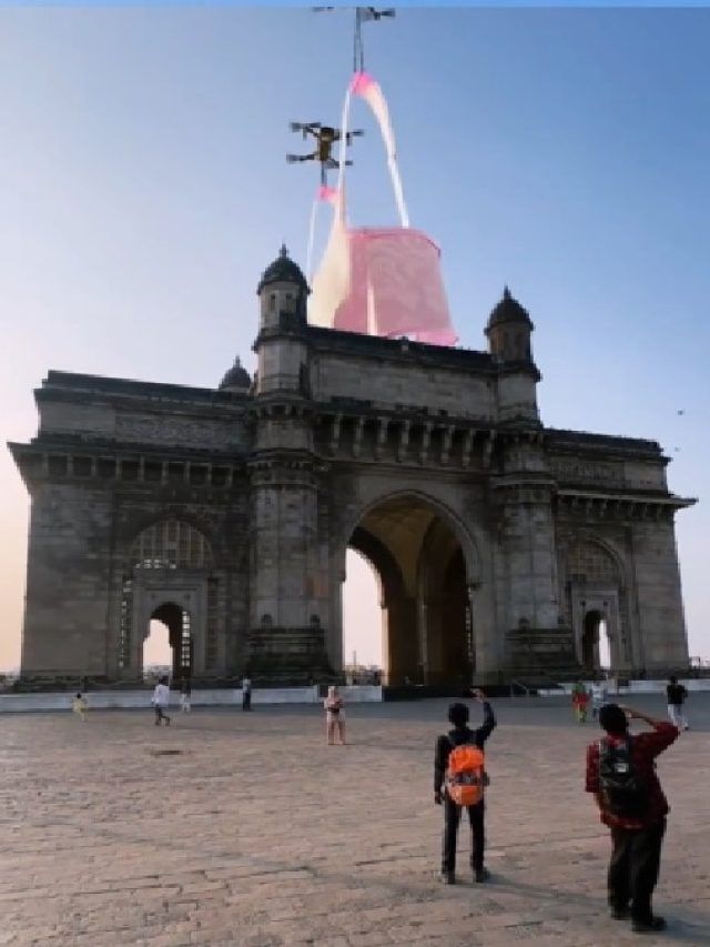 अरे! गेटवे ऑफ इंडिया के पास ये क्या उड़ने लगा? - VIDEO