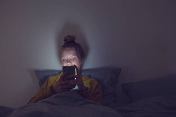 girl mobile use