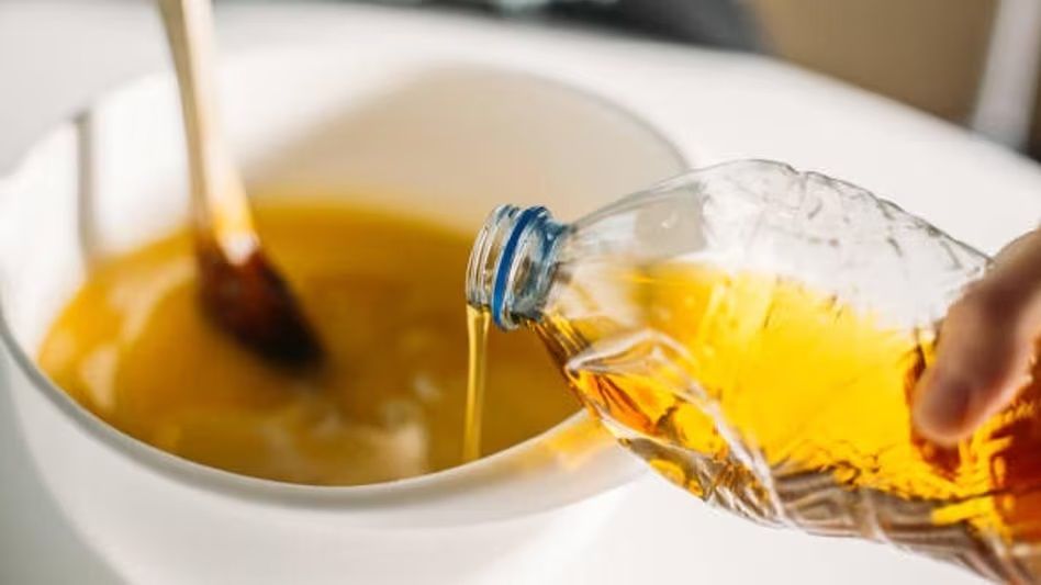 खुशहाली छीन लेता है इन 2 चीजों का दान, देने वाला हो जाता है कंगाल - Vastu tips oil and stale food donation brings bad luck you will face financial problems money