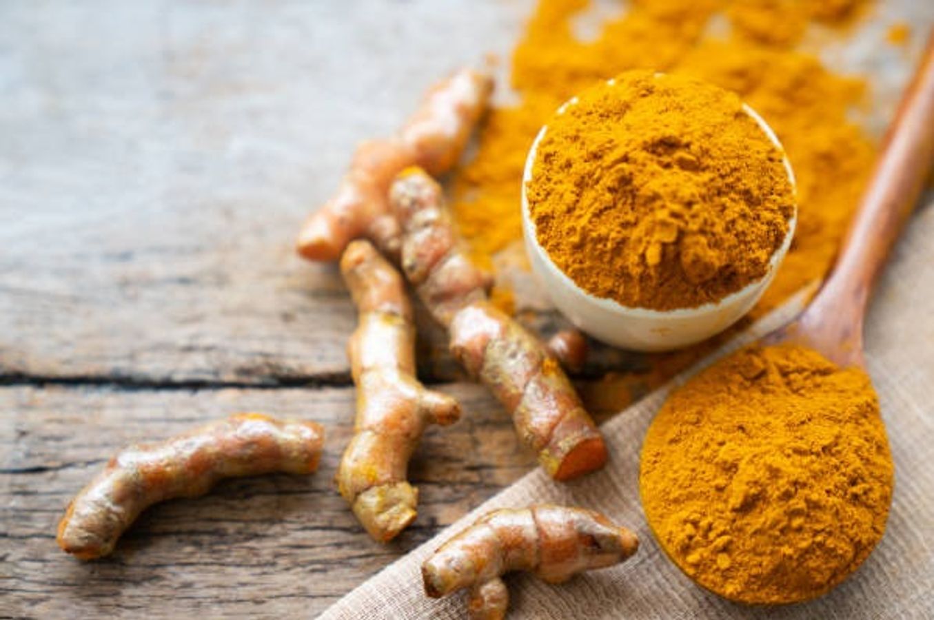 सर्दियों में गलती से भी ना भूलें इस चीज को खाना, कभी नहीं होगी जोड़ों की  दिक्कत - Benefits of eating turmeric in winter sardiyon main haldi khane ke  fayde kaise khayen